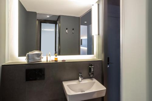 Habitación Doble Estándar - 2 camas del hotel ibis Madrid Norte Las Tablas. Foto 10