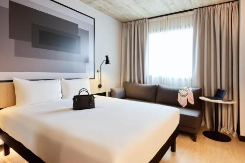 Habitación Doble Estándar con cama individual para un niño del hotel ibis Madrid Norte Las Tablas. Foto 6