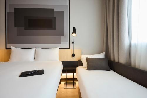 Habitación Doble Estándar con cama individual para un niño del hotel ibis Madrid Norte Las Tablas. Foto 7