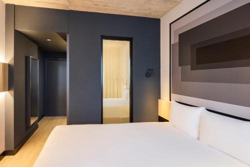 Habitación Doble Estándar con cama individual para un niño del hotel ibis Madrid Norte Las Tablas. Foto 8