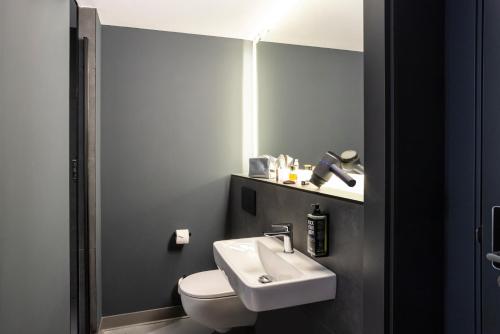 Habitación Doble Estándar con cama individual para un niño del hotel ibis Madrid Norte Las Tablas. Foto 9