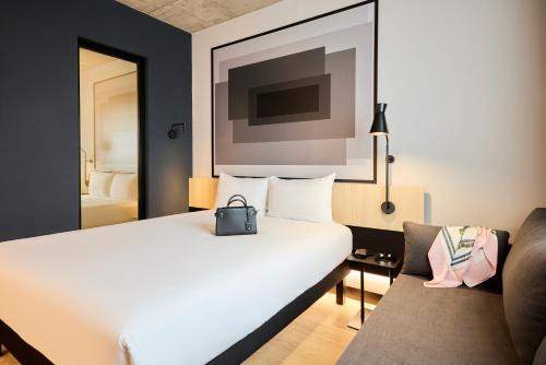 Habitación Doble Estándar con cama individual para un niño del hotel ibis Madrid Norte Las Tablas. Foto 10
