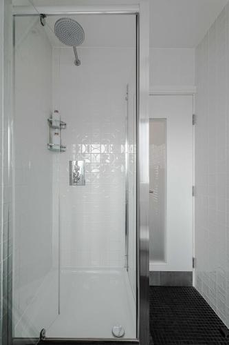 Habitación Doble Deluxe con ducha del hotel The Whitechapel. Foto 1