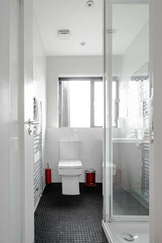 Habitación Doble Deluxe con ducha del hotel The Whitechapel. Foto 2