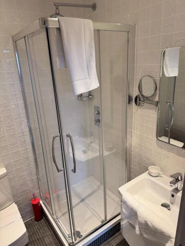 Habitación Doble Deluxe con ducha del hotel The Whitechapel. Foto 14