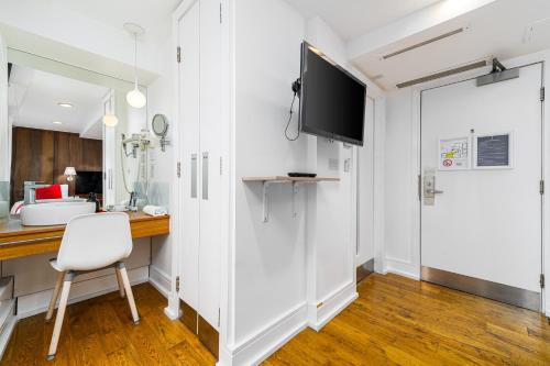 Habitación Triple Clásica del hotel The Whitechapel. Foto 7