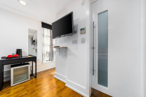 Habitación Triple Clásica del hotel The Whitechapel. Foto 12