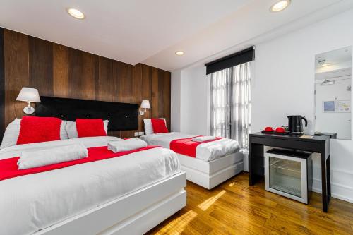 Habitación Triple Clásica del hotel The Whitechapel. Foto 13
