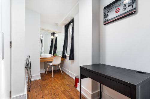 Habitación Triple Clásica del hotel The Whitechapel. Foto 14