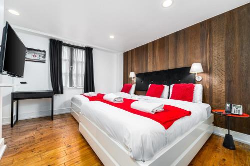 Habitación Triple Clásica del hotel The Whitechapel. Foto 16