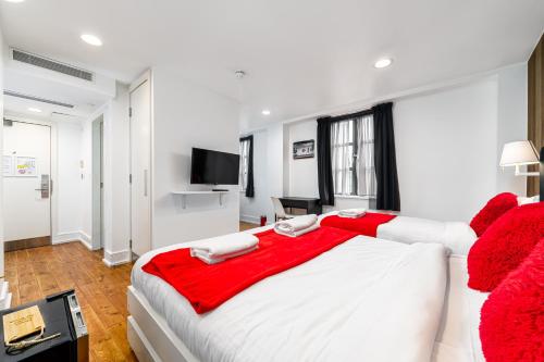 Habitación Triple Clásica del hotel The Whitechapel. Foto 18