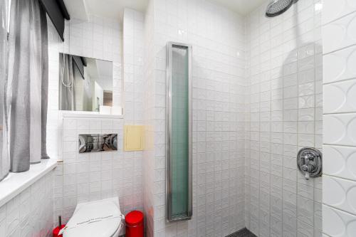Habitación Cuádruple con ducha del hotel The Whitechapel. Foto 4