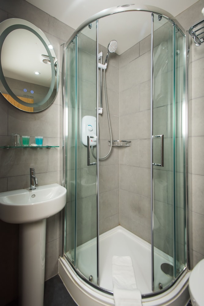 Habitación con 2 camas individuales, baño privado del hotel Caring. Foto 12