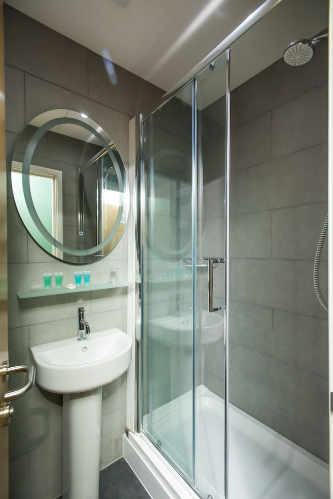 Habitación con 2 camas individuales, baño privado del hotel Caring. Foto 14