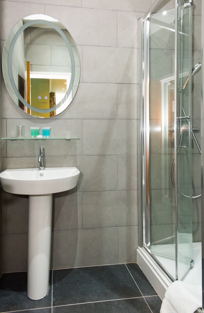 Habitación con 2 camas individuales, baño privado del hotel Caring. Foto 18