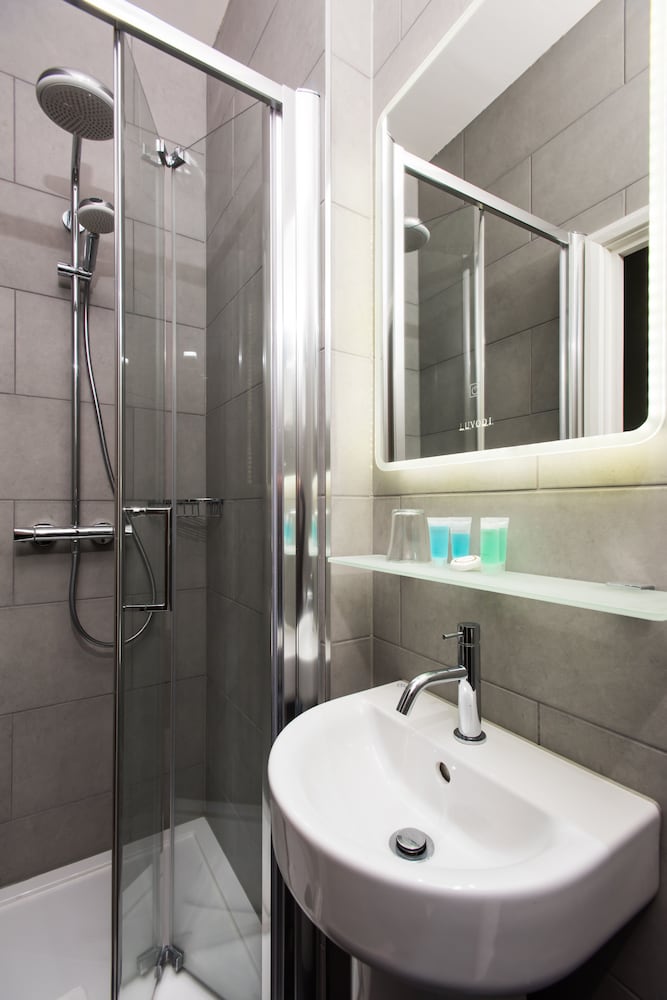 Habitación Deluxe con 2 camas individuales, baño privado del hotel Caring. Foto 20