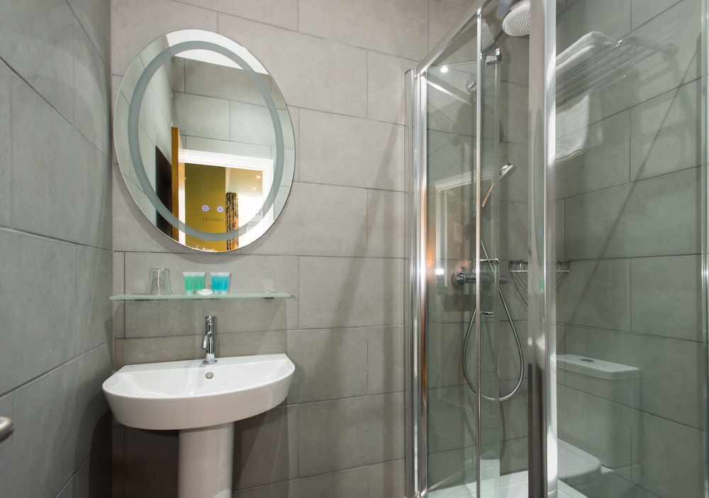 Habitación Deluxe doble, baño privado del hotel Caring. Foto 21