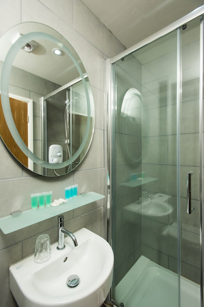 Habitación individual Deluxe, baño privado del hotel Caring. Foto 7