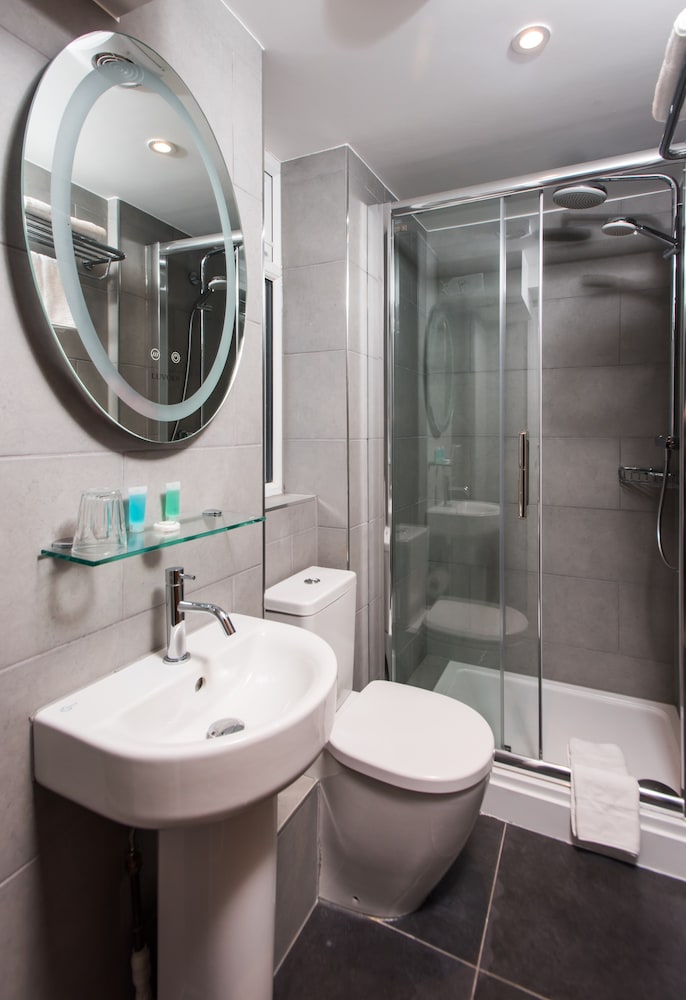 Habitación individual Deluxe, baño privado del hotel Caring. Foto 14