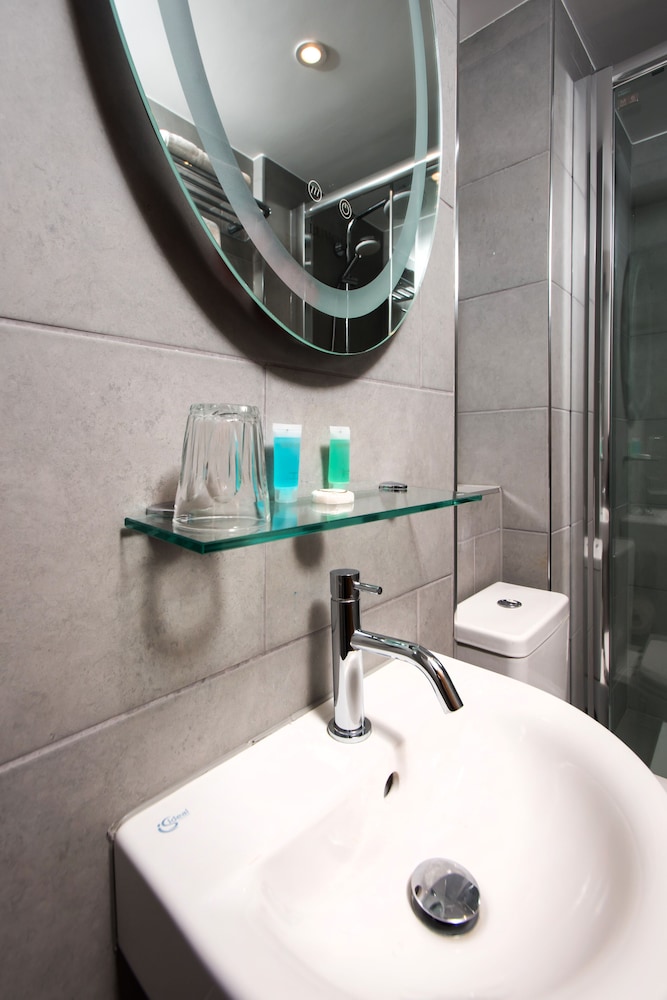 Habitación individual Deluxe, baño privado del hotel Caring. Foto 15