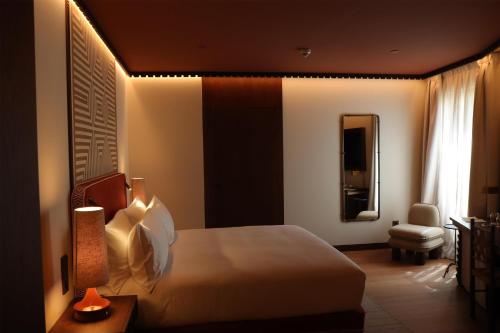 Habitación Cáceres con cama extragrande y acceso al spa - Adaptada para personas con movilidad reducida del hotel Palacio De Godoy Caceres, Curio Collection By Hilton. Foto 1
