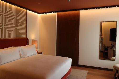 Habitación Cáceres con cama extragrande y acceso al spa - Adaptada para personas con movilidad reducida del hotel Palacio De Godoy Caceres, Curio Collection By Hilton. Foto 3
