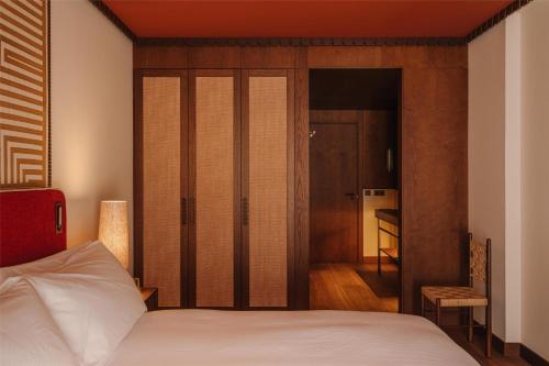 Habitación familiar comunicada con acceso al spa del hotel Palacio De Godoy Caceres, Curio Collection By Hilton