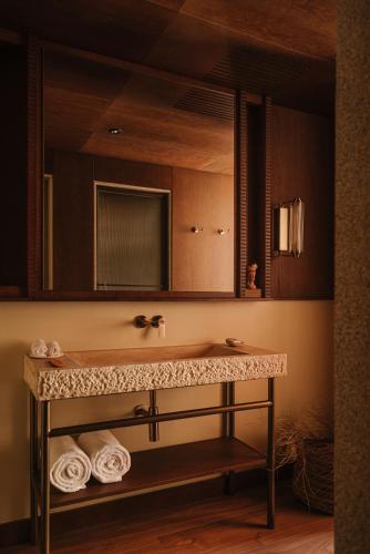 Habitación doble con 2 camas - Santa Cruz con acceso al spa del hotel Palacio De Godoy Caceres, Curio Collection By Hilton. Foto 3