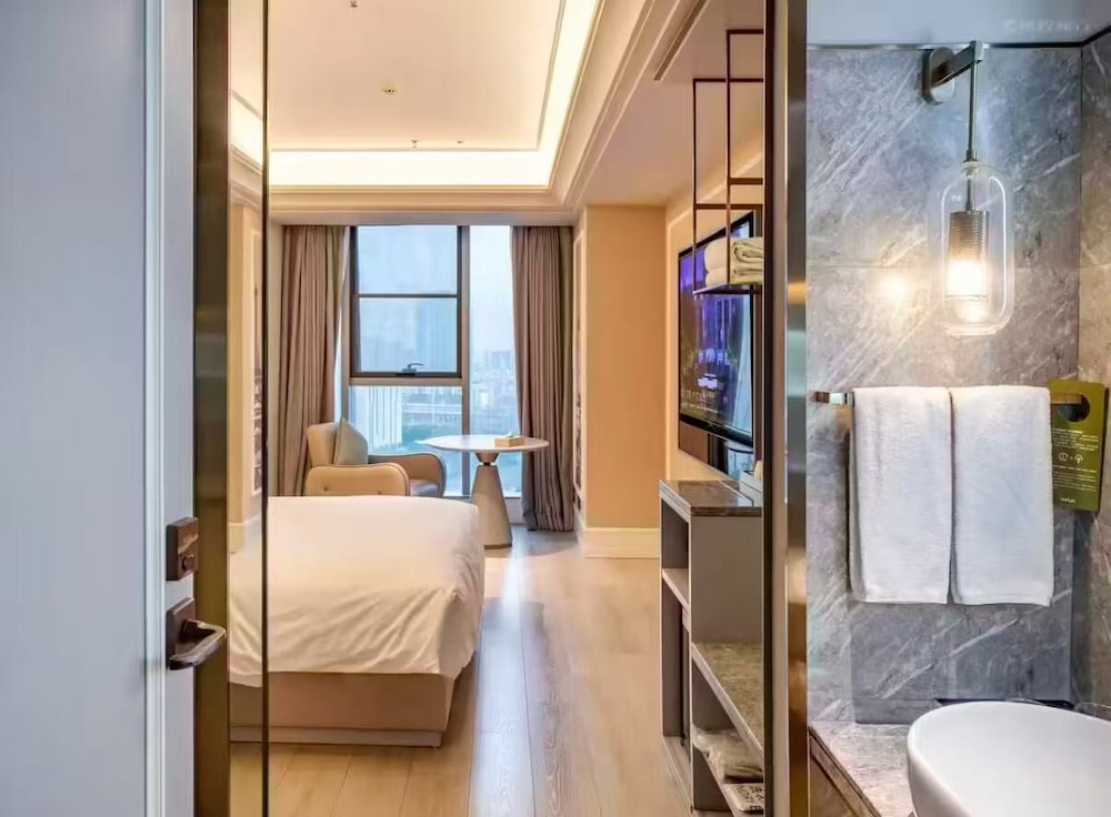 HABITACIÓN PRIVILEGE, Una Cama King Size del hotel Mercure Shanghai Waigaoq Free Trade Zone. Foto 1
