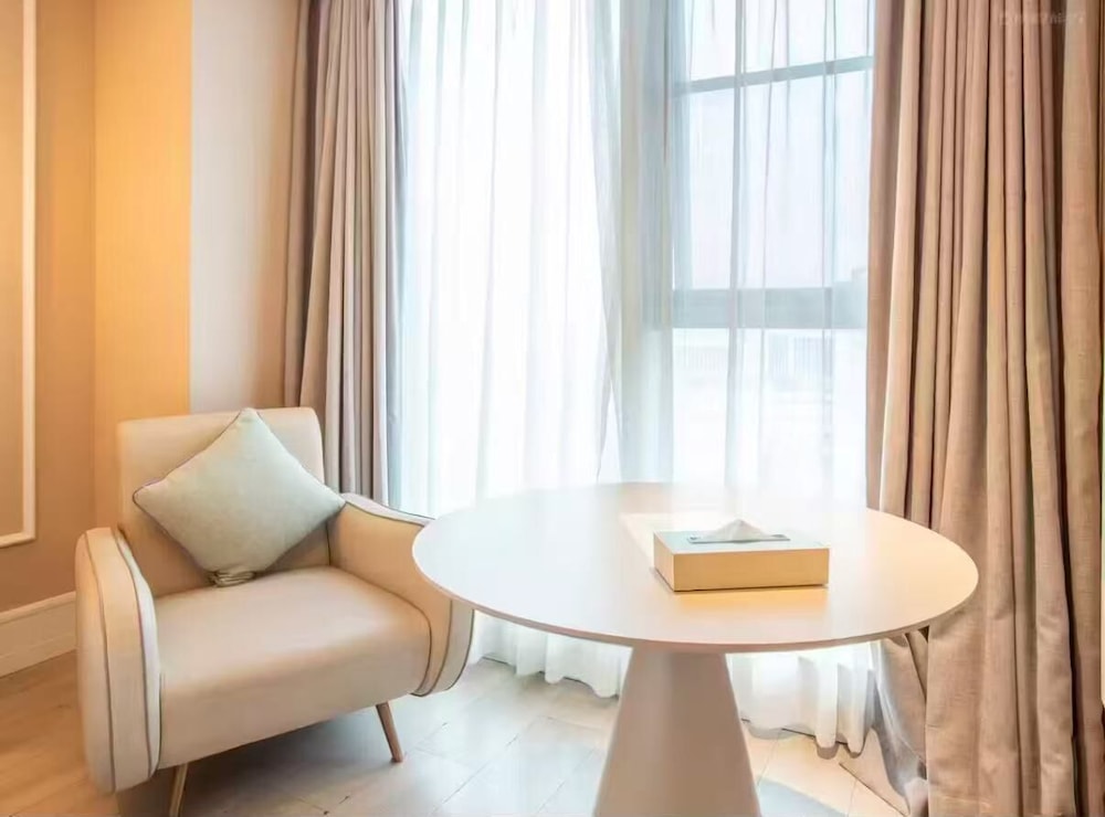 HABITACIÓN PRIVILEGE, Dos Camas Individuales del hotel Mercure Shanghai Waigaoq Free Trade Zone. Foto 3