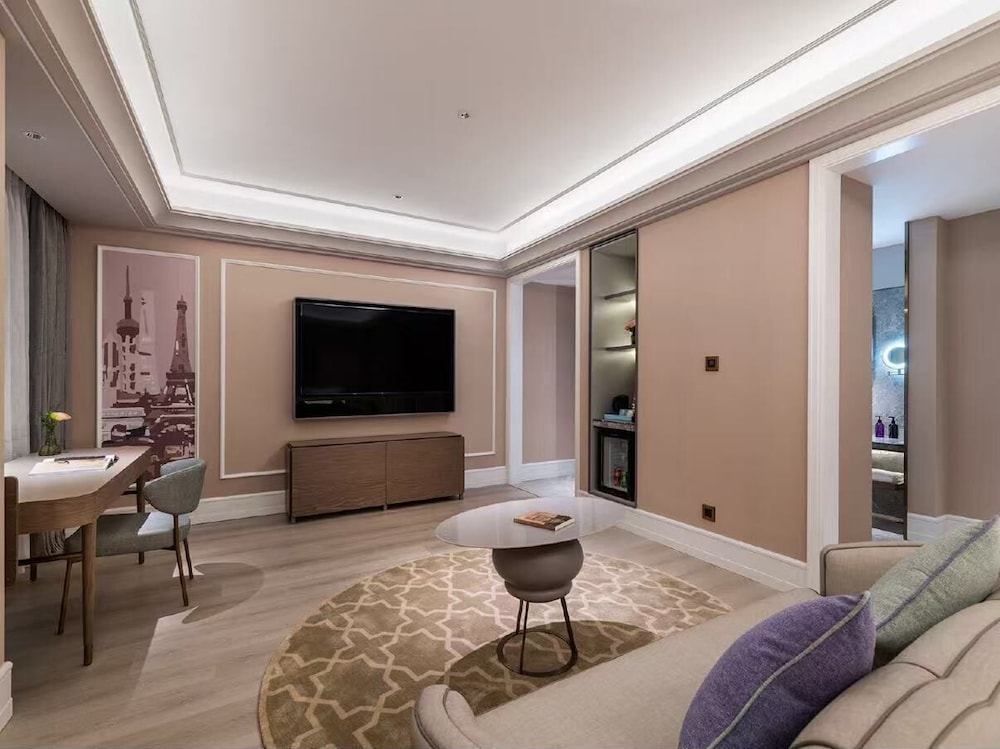 Suite Superior con Una Cama King Size del hotel Mercure Shanghai Waigaoq Free Trade Zone. Foto 1