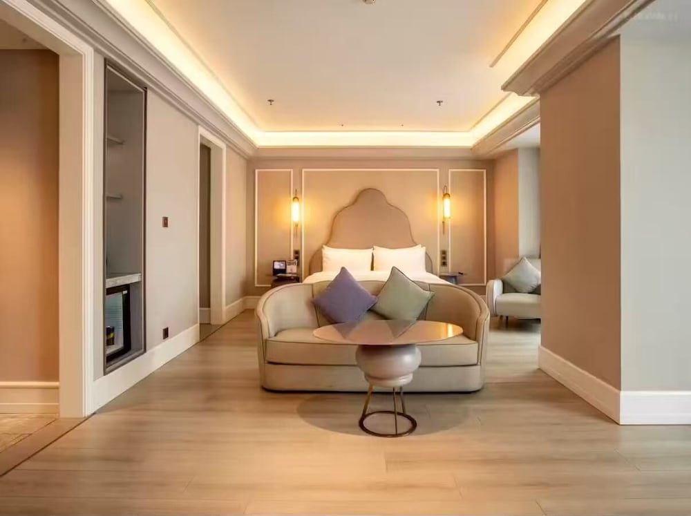 Suite Superior con Una Cama King Size del hotel Mercure Shanghai Waigaoq Free Trade Zone. Foto 3