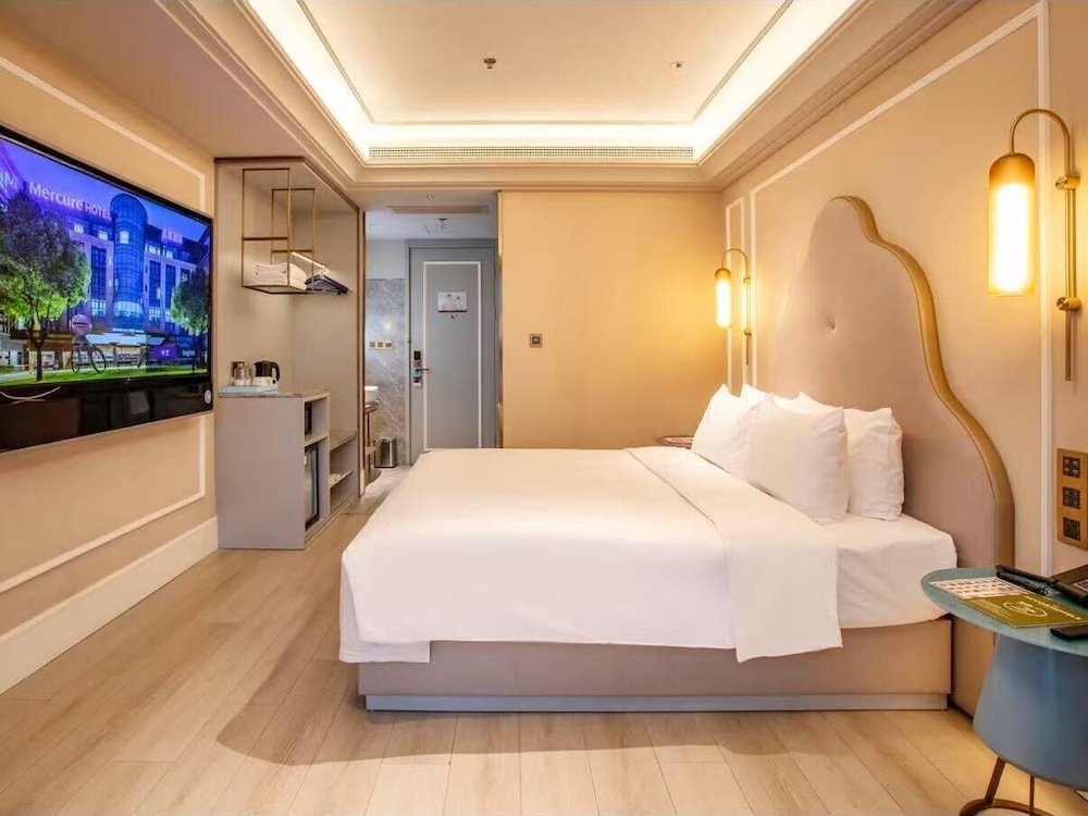 HABITACIÓN DELUXE KING, Una Cama King Size del hotel Mercure Shanghai Waigaoq Free Trade Zone. Foto 1