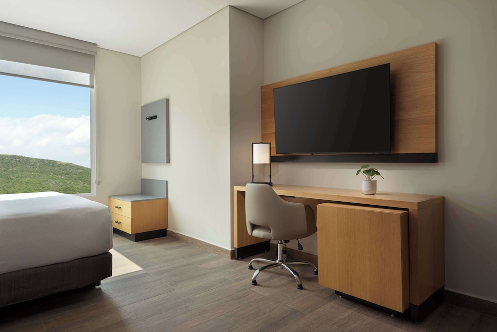 Cama King (más sofá cama) del hotel Hyatt Place Monterrey Valle. Foto 2