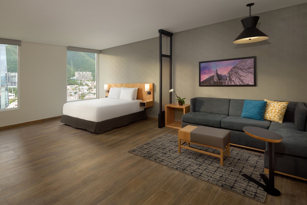Adaptada para personas con discapacidad | Cama king y bañera (más sofá cama) del hotel Hyatt Place Monterrey Valle