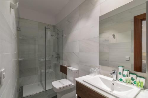 Habitación Doble Deluxe con balcón y vistas al mar del hotel Emblemático Holiday Time. Foto 5