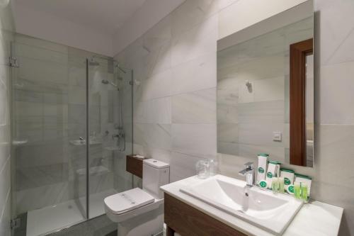 Habitación Doble Deluxe con balcón y vistas al mar del hotel Emblemático Holiday Time. Foto 6