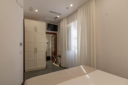 Habitación Doble Deluxe con balcón y vistas al mar del hotel Emblemático Holiday Time. Foto 7