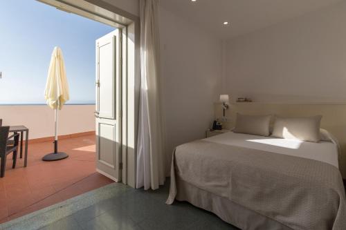 Habitación Doble Deluxe con balcón y vistas al mar del hotel Emblemático Holiday Time. Foto 2