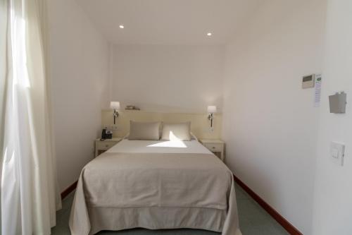 Habitación Doble Deluxe con balcón y vistas al mar del hotel Emblemático Holiday Time. Foto 3