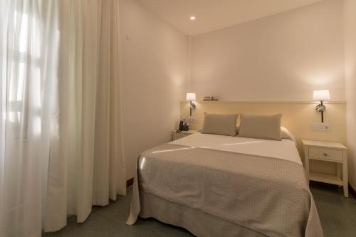 Habitación Doble Deluxe con balcón y vistas al mar del hotel Emblemático Holiday Time. Foto 9