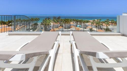 Apartamento Deluxe de 1 dormitorio con vistas al océano del hotel Calm Beach. Foto 1