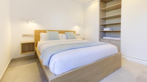 Apartamento con vistas a la piscina del hotel Calm Beach. Foto 8