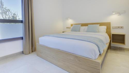 Apartamento con vistas a la piscina del hotel Calm Beach. Foto 9