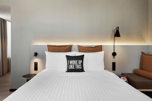 Moxy Superior Queen Room del hotel Moxy Alfragide Lisboa. Foto 1
