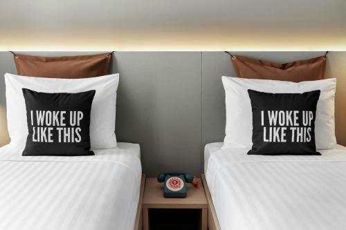 Moxy Twin Room with Two Twin Beds del hotel Moxy Alfragide Lisboa. Foto 1