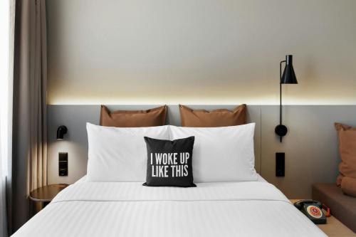 Moxy Queen Room with Atrium View del hotel Moxy Alfragide Lisboa