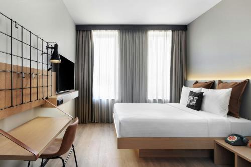 Moxy Queen Room with Atrium View del hotel Moxy Alfragide Lisboa. Foto 1