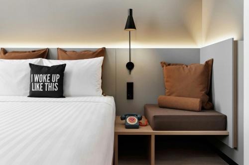 Moxy Queen Room with Atrium View del hotel Moxy Alfragide Lisboa. Foto 2
