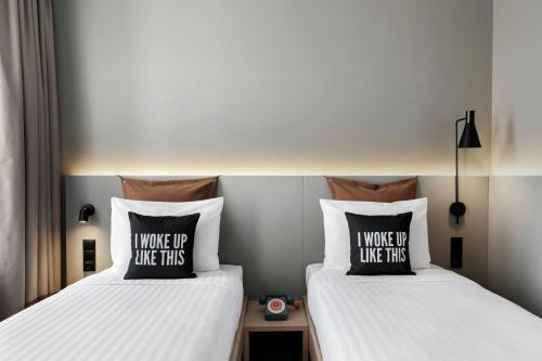 Moxy Twin Room with Atrium View del hotel Moxy Alfragide Lisboa